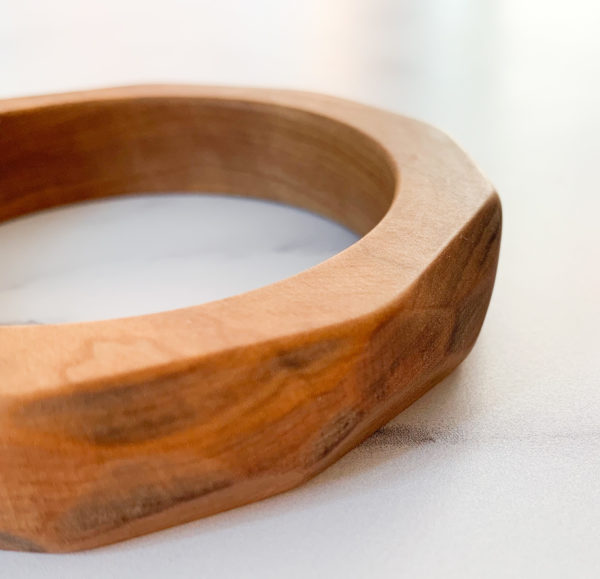 Close up of angles on Vannucchi Jewellery's Ruthie olive wood bangle