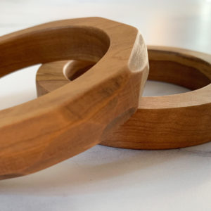 Close up of angles on Vannucchi Jewellery's Ruthie olive wood bangle