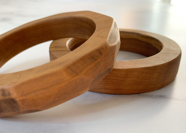 Close up of angles on Vannucchi Jewellery's Ruthie olive wood bangle